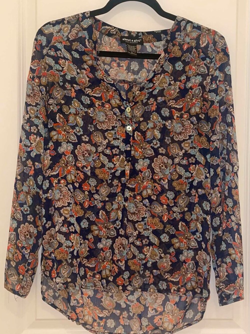 ABOUT A GIRL Los Angeles Women’s Dark Navy Multicolor Long Sleeve Blouse, Size M